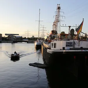 Botel Schiffshotel Schlafen Im Hafen Hamburg